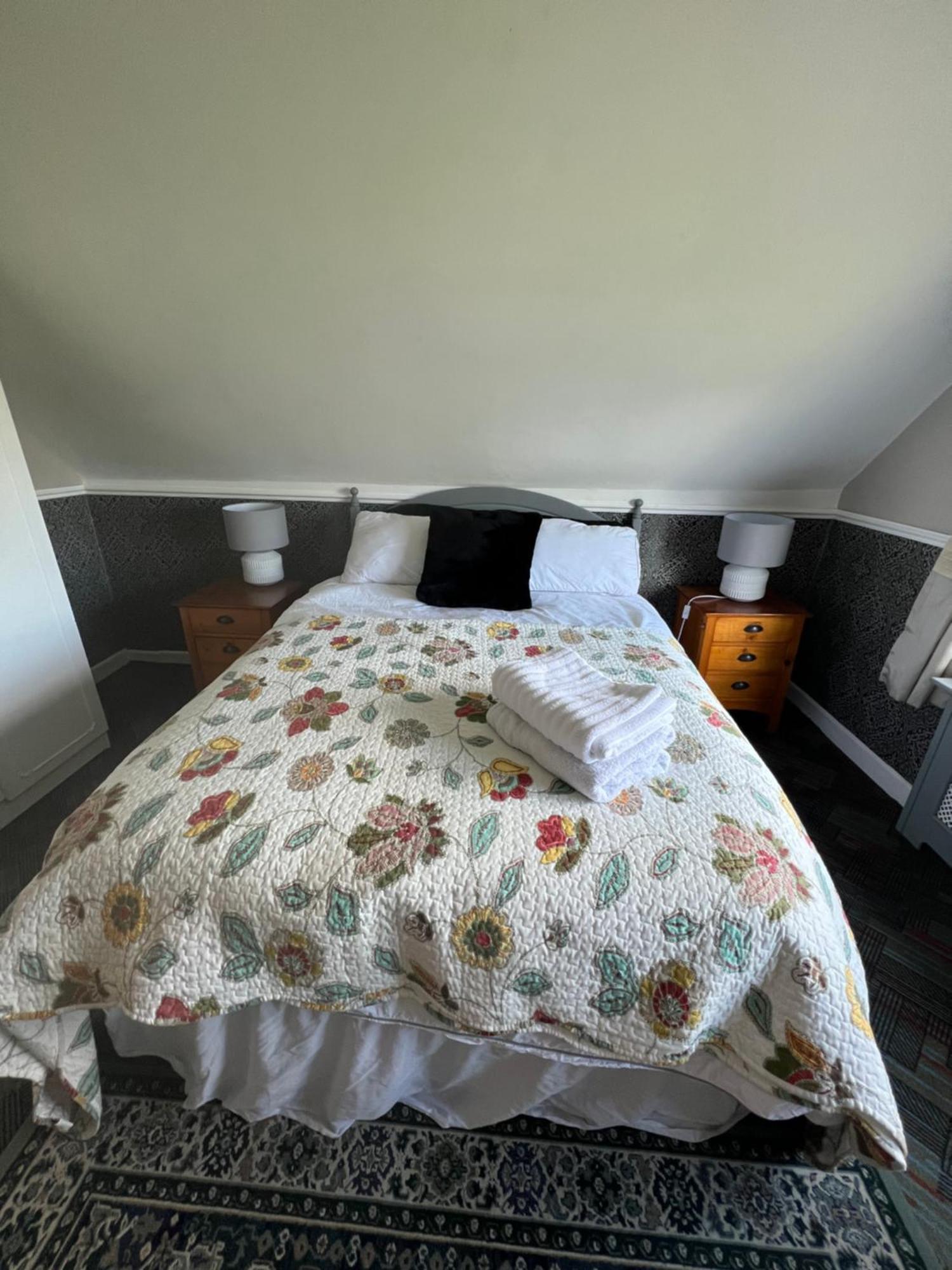 Pinebrook Bnb - 1F Budget Apartment With Shared Bath - 2 Room Types 킬리벡스 외부 사진